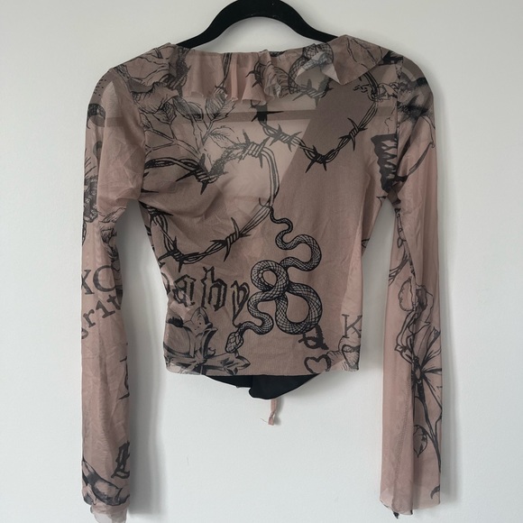Pretty Little Thing front tie long sleeve graphic top - Picture 3 of 4